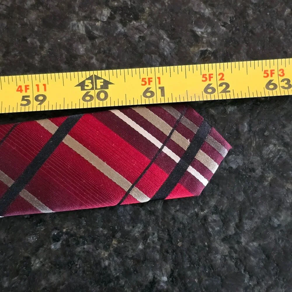 VanHeusen Tie: 100% Silk